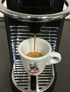 Nespresso-Kapsel-Barbera-in-tasse-fliessen