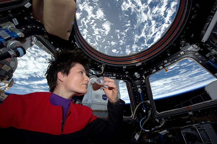 Astronautin Samantha Cristoforetti trinkt auch im Orbit einen guten Lavazza-Kaffee Lavazza_outerspace